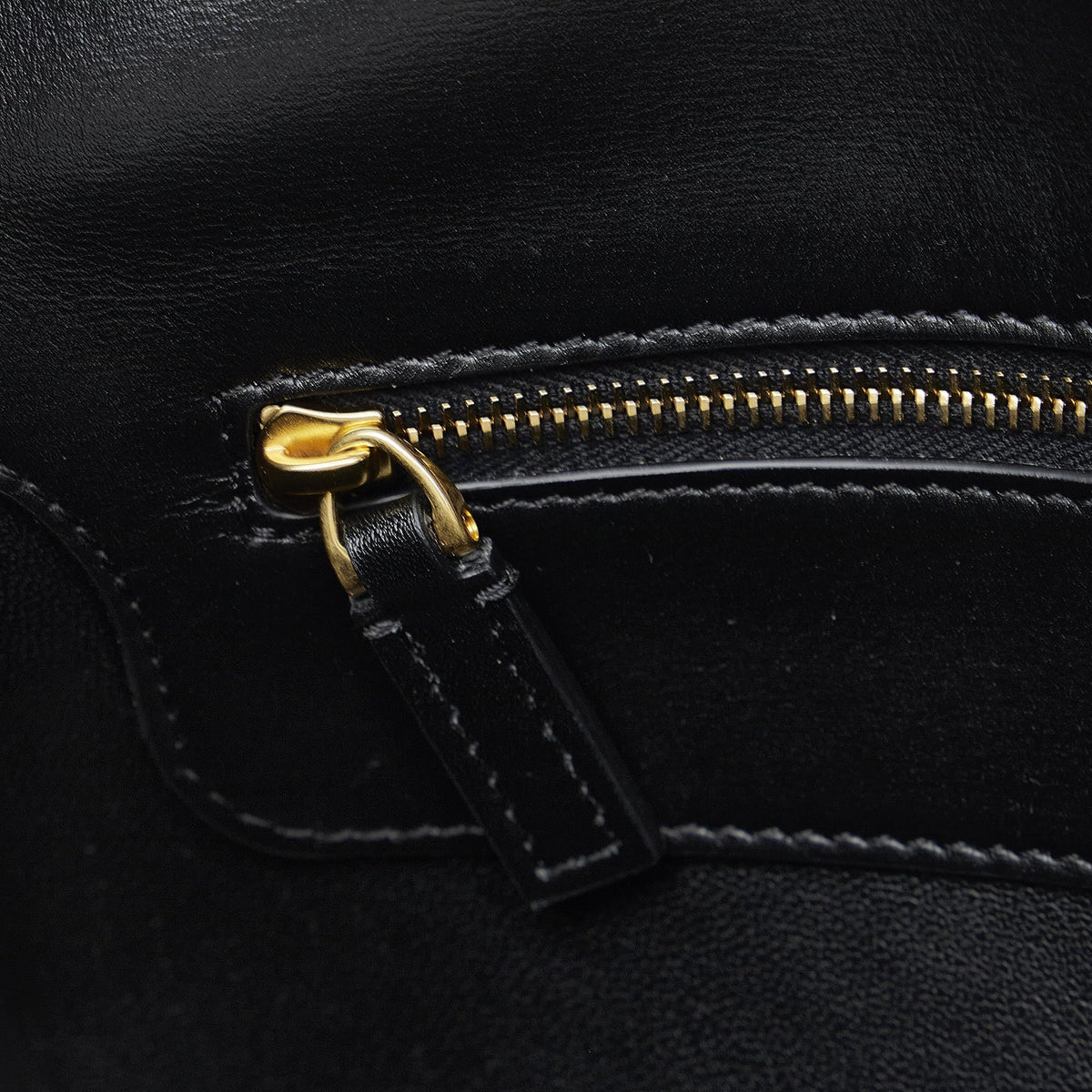 Leather Authenticated Bag Valentino (Good) Vlogo Chain Pre-Owned Black Unisex Shoulder Calf