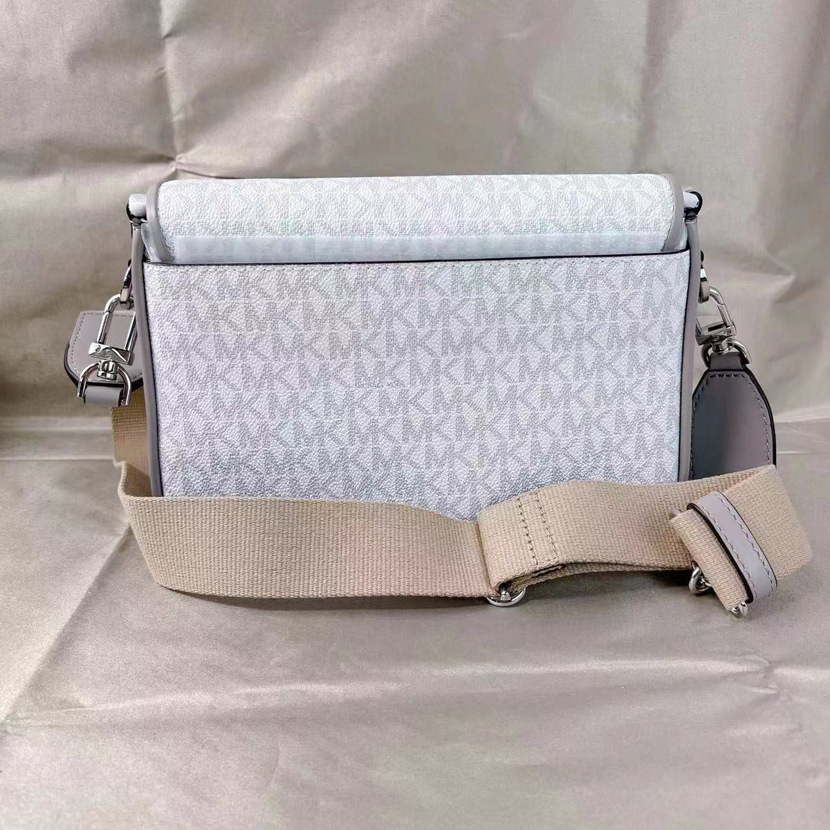 30S1S2BM2B BAG MESSENGER OPT/PGREY BRADSHAW MICHAEL LOGO KORS MEDIUM